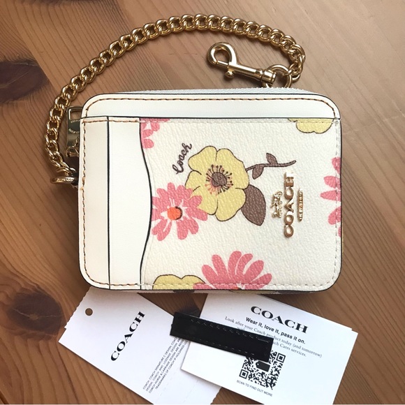 Coach Handbags - 🌸 Coach Coach Zip Card Case With Floral Cluster Print